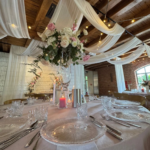 wysokie, eleganckie dekoracje ślubne - Oklaski Stanisławie - podwieszane materiały.